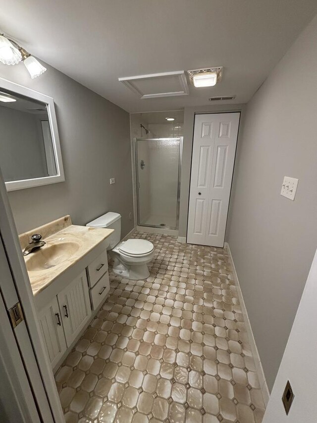 full bathroom with toilet, visible vents, vanity, baseboards, and an enclosed shower