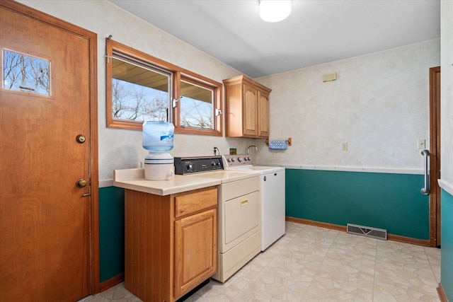 laundry room with cabinet space, visible vents, washer and dryer, and baseboards