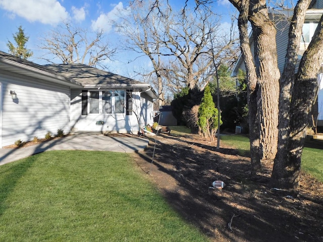 view of yard featuring a patio