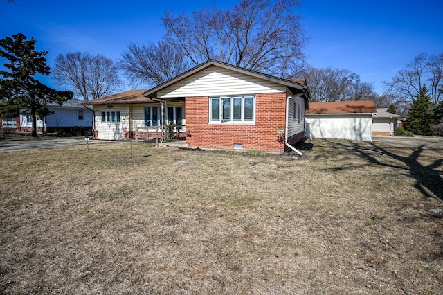 view of front of house featuring crawl space, brick siding, and a front lawn