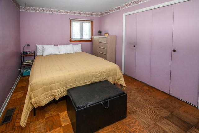 bedroom featuring visible vents, baseboards, and a closet