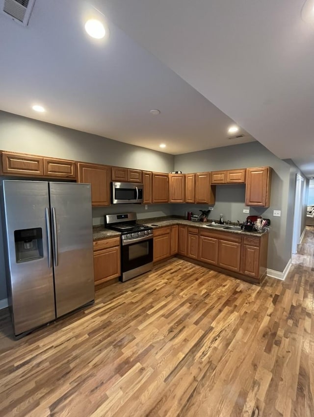 kitchen with visible vents, stainless steel appliances, light wood-style floors, a sink, and recessed lighting