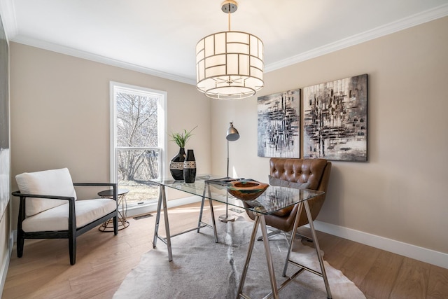 dining area featuring ornamental molding, wood finished floors, visible vents, and baseboards