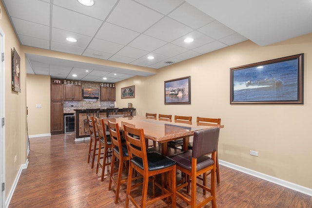 dining space with recessed lighting, baseboards, beverage cooler, and dark wood-style flooring