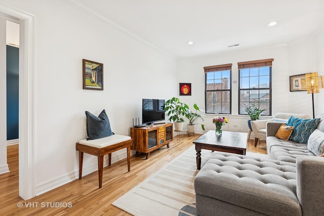 living room featuring visible vents, baseboards, light wood finished floors, recessed lighting, and ornamental molding