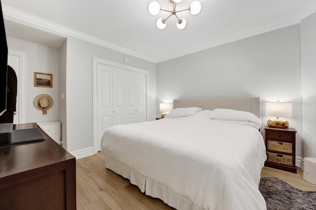 bedroom with baseboards, a closet, light wood finished floors, and ornamental molding