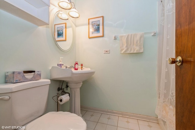 full bathroom featuring toilet and baseboards