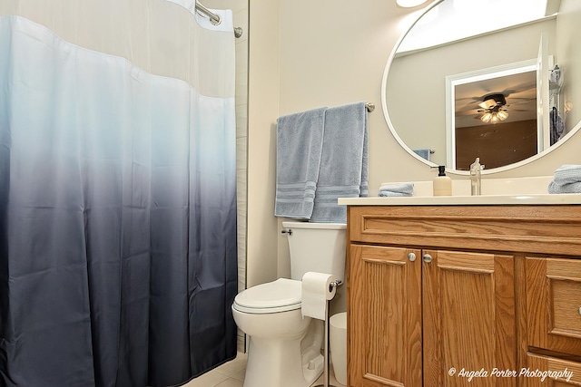 full bath featuring toilet, a shower with curtain, a ceiling fan, and vanity