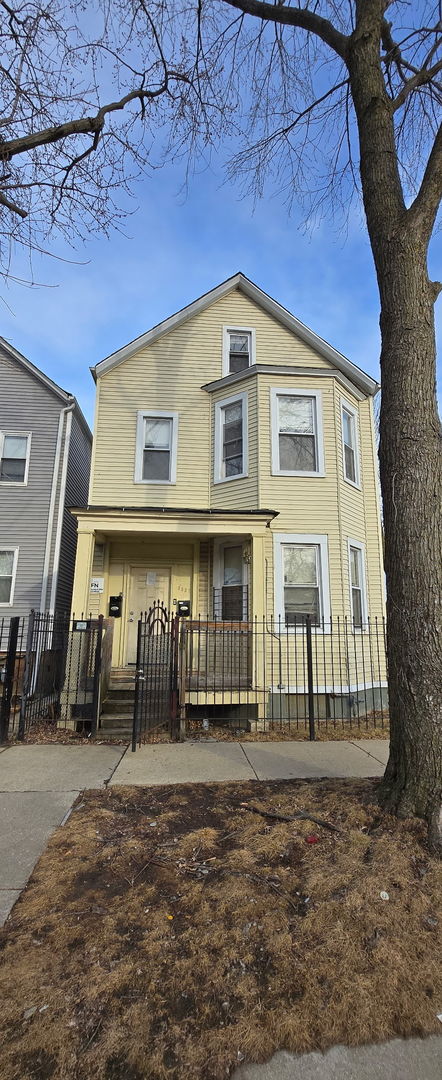 view of front of property with covered porch and a fenced front yard