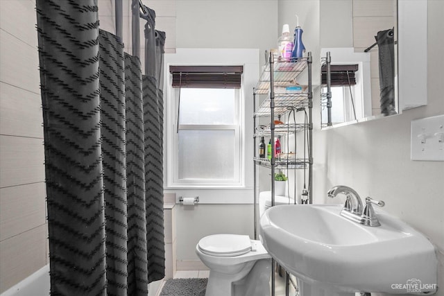 full bath featuring a sink, a shower with curtain, toilet, and tile patterned flooring