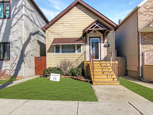 view of front of home featuring a front lawn