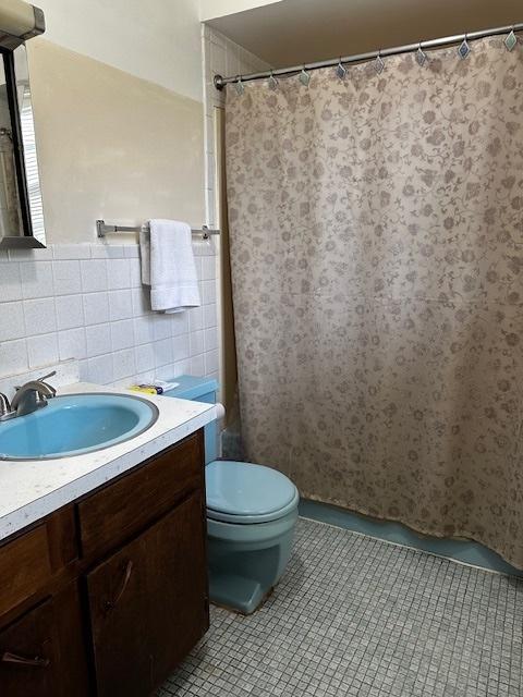 115 N Lavergne Ave, Northlake, IL 60164 - full bath featuring toilet, vanity, tile patterned floors, and curtained shower