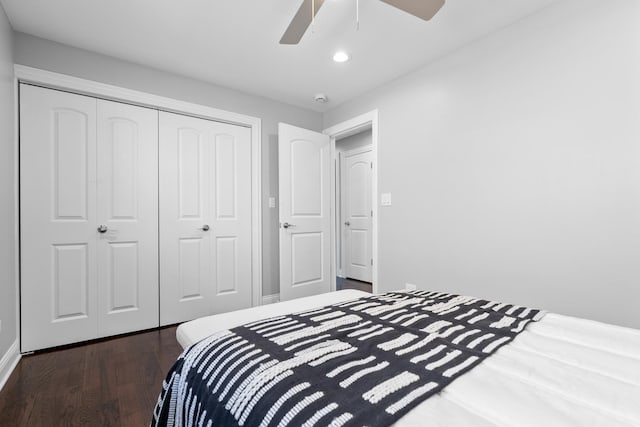 bedroom with recessed lighting, a ceiling fan, dark wood-style flooring, and a closet