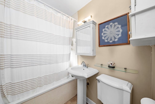 bathroom with tiled shower / bath and toilet