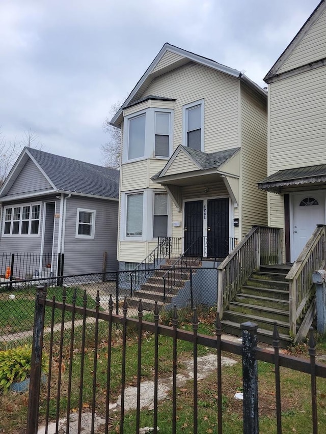 view of front of house featuring a fenced front yard