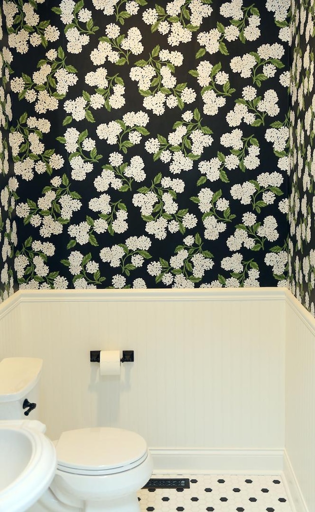 1860 Lake Charles Dr, Vernon Hills, IL 60061 - bathroom with a wainscoted wall