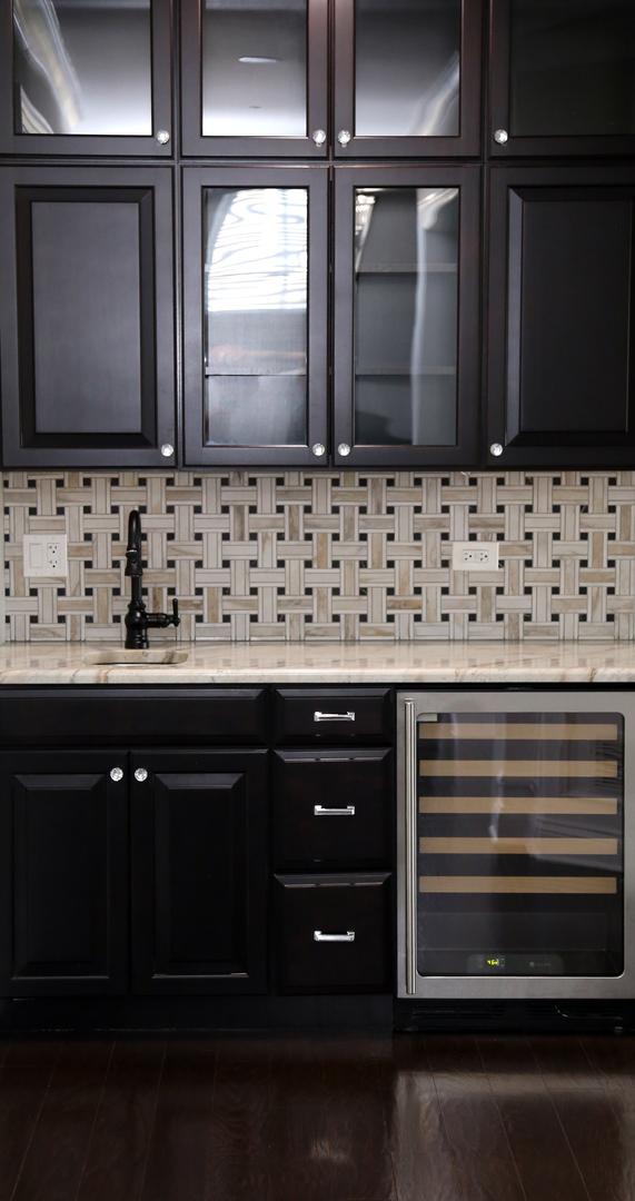 1860 Lake Charles Dr, Vernon Hills, IL 60061 - bar area featuring beverage cooler and backsplash