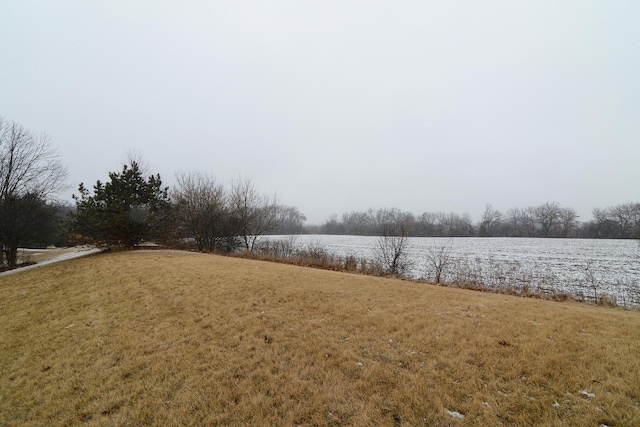 view of yard featuring a water view