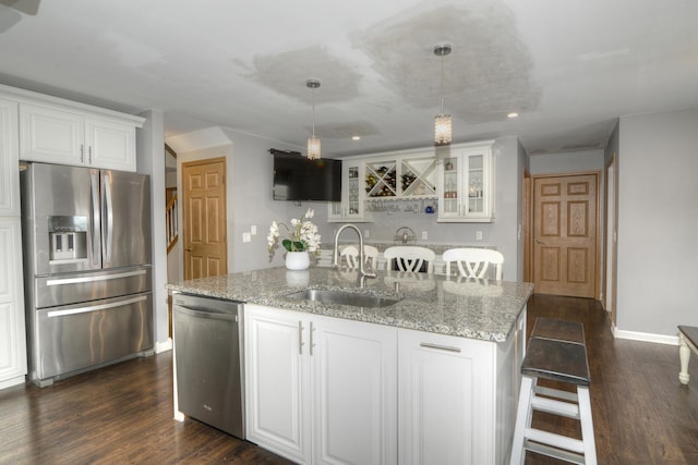 kitchen featuring a sink, a center island with sink, dark wood-style flooring, and stainless steel appliances