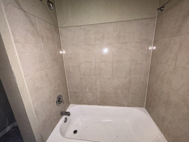 bathroom with bathtub / shower combination