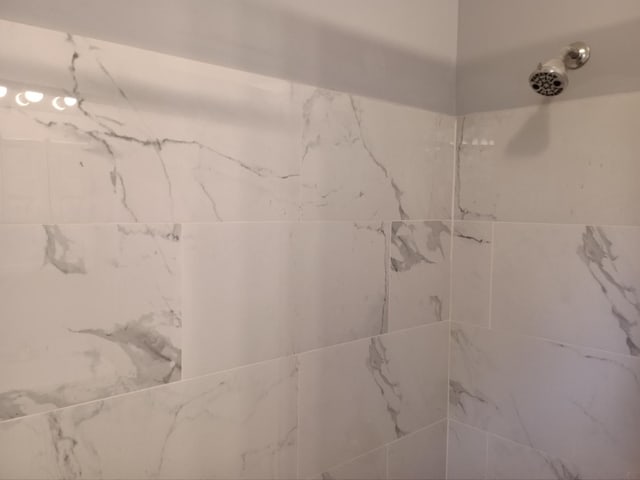 bathroom featuring tiled shower