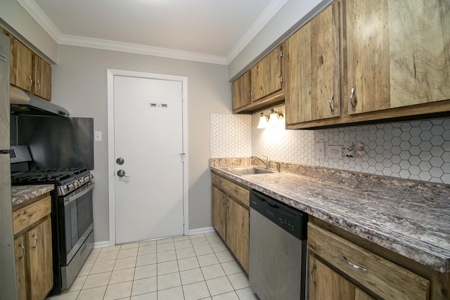 kitchen with stainless steel appliances, a sink, under cabinet range hood, crown molding, and decorative backsplash