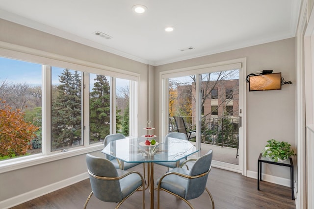 dining area featuring visible vents, crown molding, dark wood-type flooring, and baseboards