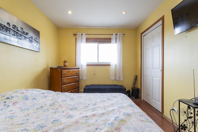 bedroom featuring dark wood-style floors, recessed lighting, and a closet