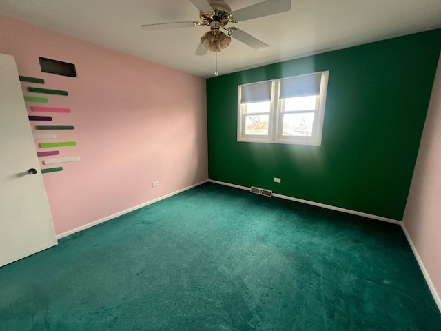 carpeted empty room featuring a ceiling fan, visible vents, and baseboards