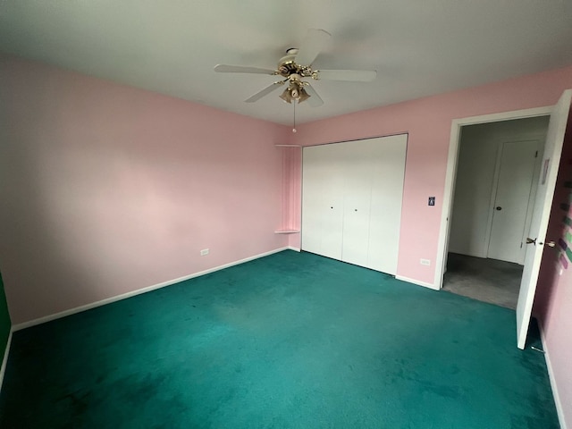 unfurnished bedroom featuring carpet floors, a closet, a ceiling fan, and baseboards