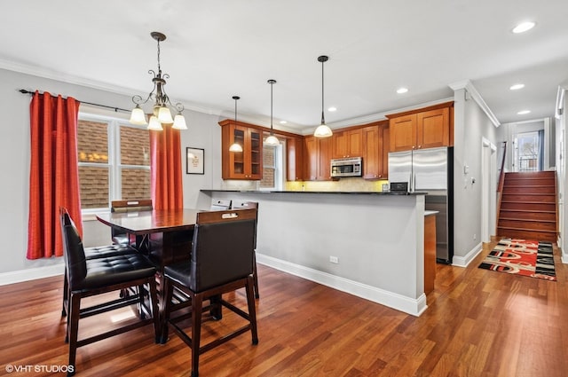 dining space with dark wood-style floors, recessed lighting, baseboards, and ornamental molding