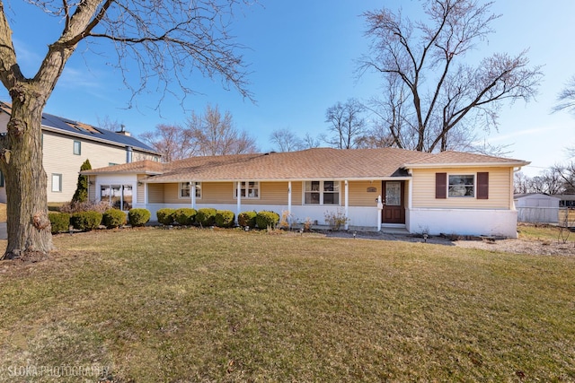 view of front of house featuring a front lawn