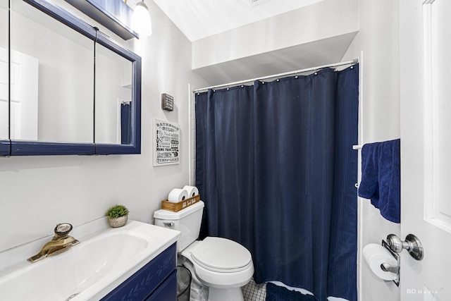 full bath featuring vanity, toilet, and a shower with curtain