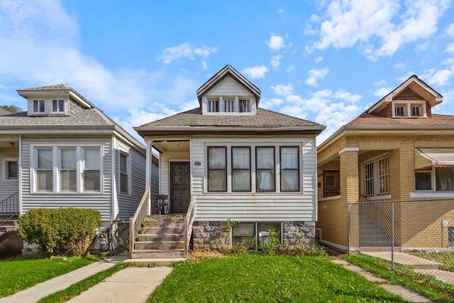 bungalow featuring a front lawn