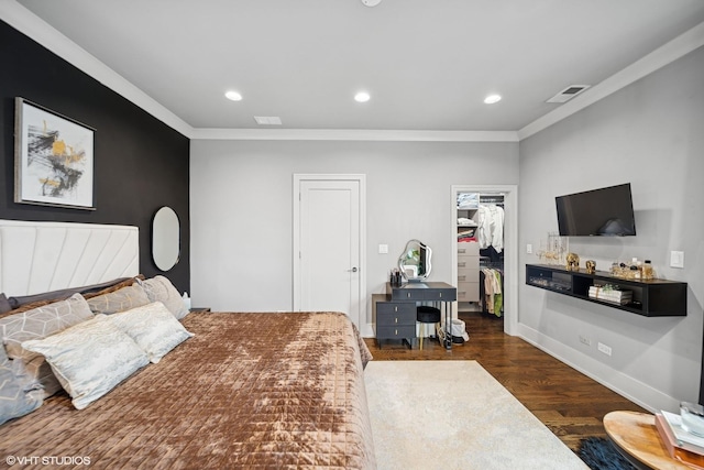 bedroom with visible vents, a walk in closet, wood finished floors, and recessed lighting