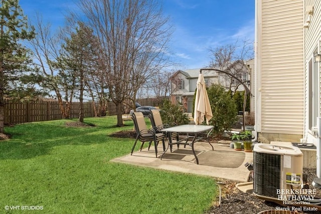 view of yard featuring a patio area, central AC, and fence