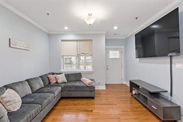 living room with light wood-style floors, recessed lighting, ornamental molding, and baseboards