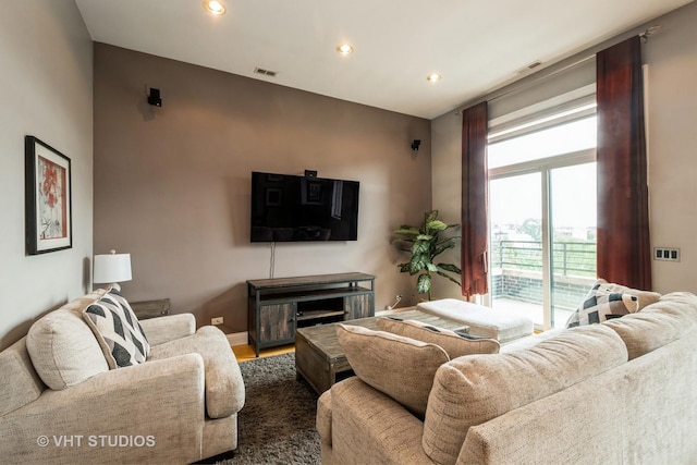 living room featuring visible vents, recessed lighting, baseboards, and wood finished floors