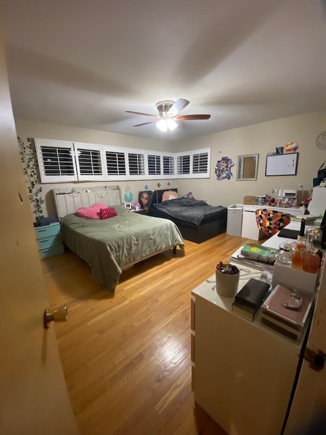 bedroom featuring wood finished floors and a ceiling fan