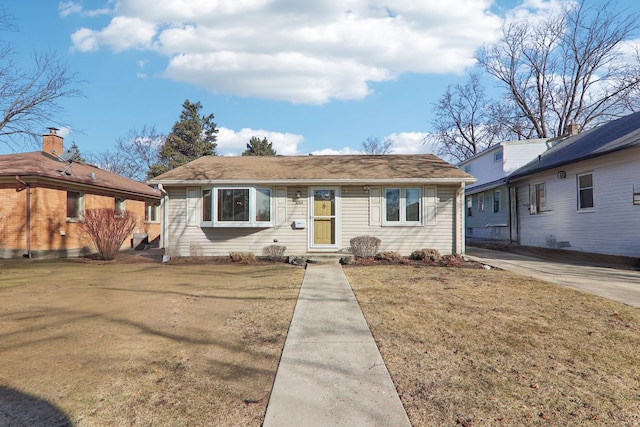 view of front of property with a front yard