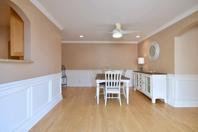 dining area featuring recessed lighting, light wood-style flooring, ceiling fan, and ornamental molding