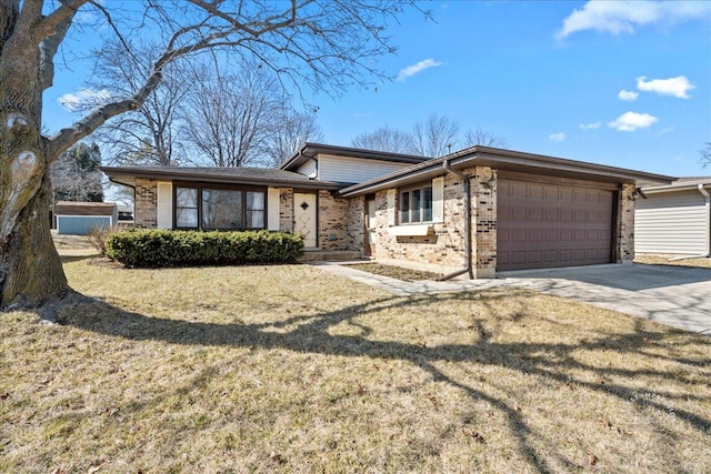 view of front facade featuring a front lawn, an attached garage, brick siding, and driveway