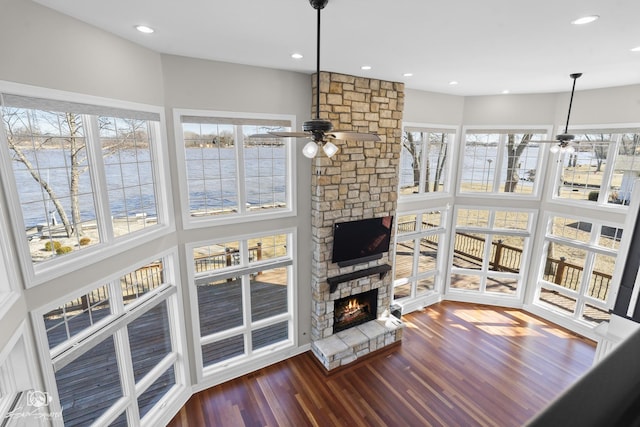 living area with dark wood-type flooring, a fireplace, a ceiling fan, and recessed lighting