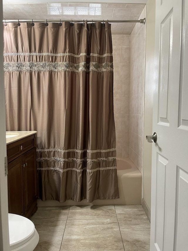 full bath featuring toilet, vanity, and shower / tub combo