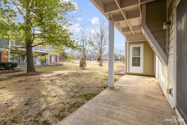 view of yard featuring a patio area