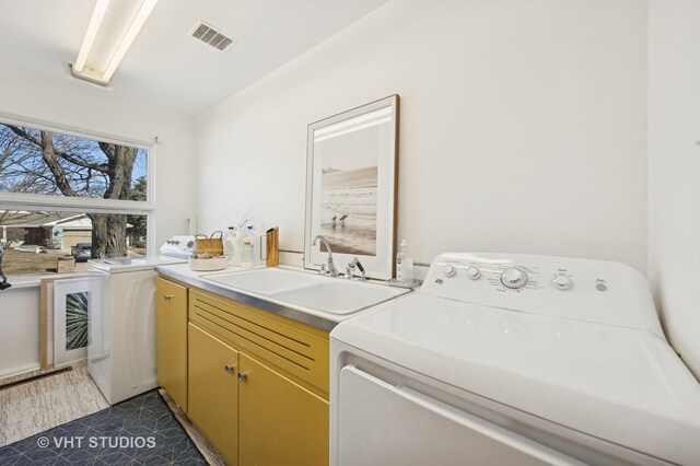 full bathroom featuring visible vents, toilet, a sink, backsplash, and tile patterned flooring