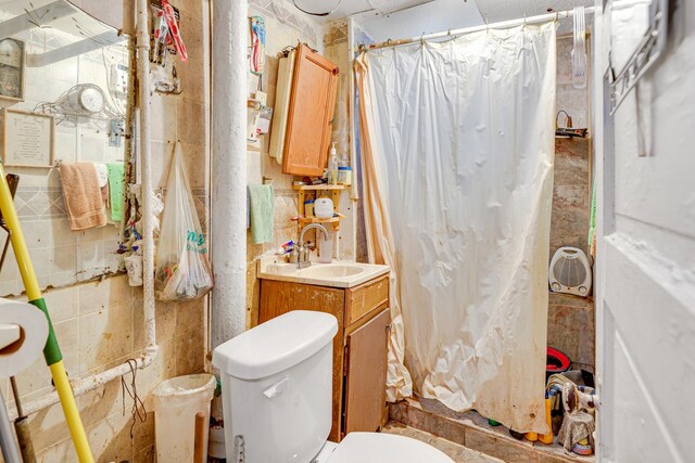 full bathroom featuring toilet, curtained shower, and vanity