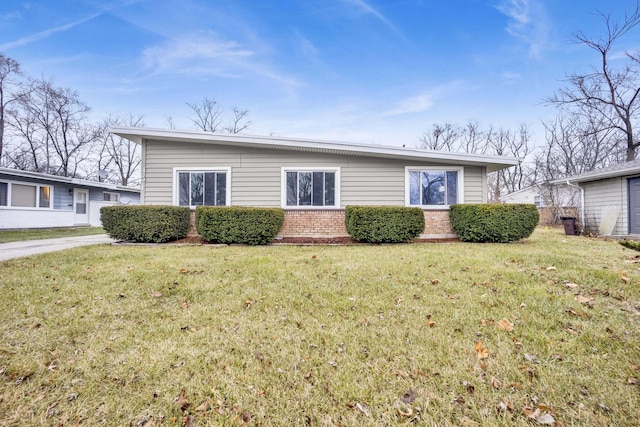 view of front of property featuring a front yard and brick siding