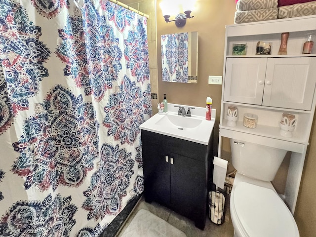 bathroom with a shower with curtain, vanity, and toilet