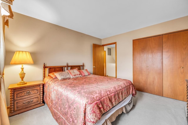 bedroom featuring carpet flooring and a closet